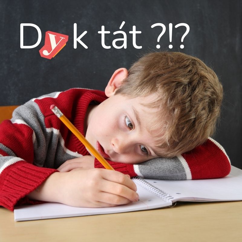 Vtipné momenty pri diktáte - frustrovaný chlapec pri písaní diktátu s hlavou v rukách
